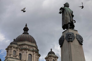 The statue of Christopher Columbus stands in downtown Syracuse near the Onondaga County court house in Columbus Circle. Mayor Ben Walsh announced plans to remove the statue in 2020, but was faced with a lawsuit from the Columbus Monument Corporation, and now, local organizations WISH CNY and NOON have filed in support of Walsh.