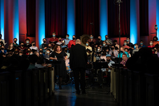 A moment of pause between two parts of the Mass. Calvar readies the choir to continue.